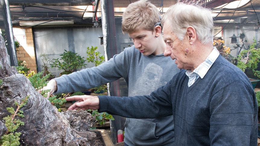 The master and his apprentice, Robbie Metz and Barry Blackwell (right).