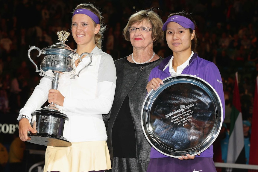 Margaret Court between 2013 Australian Open finalists Victoria Azarenka and Li Na.