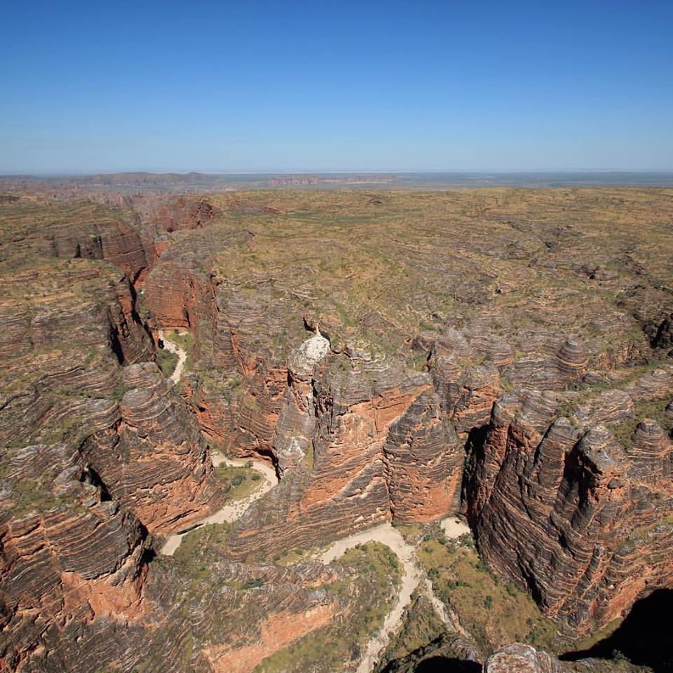 Una vista de las rocas de arenisca desde una ventana de helicóptero