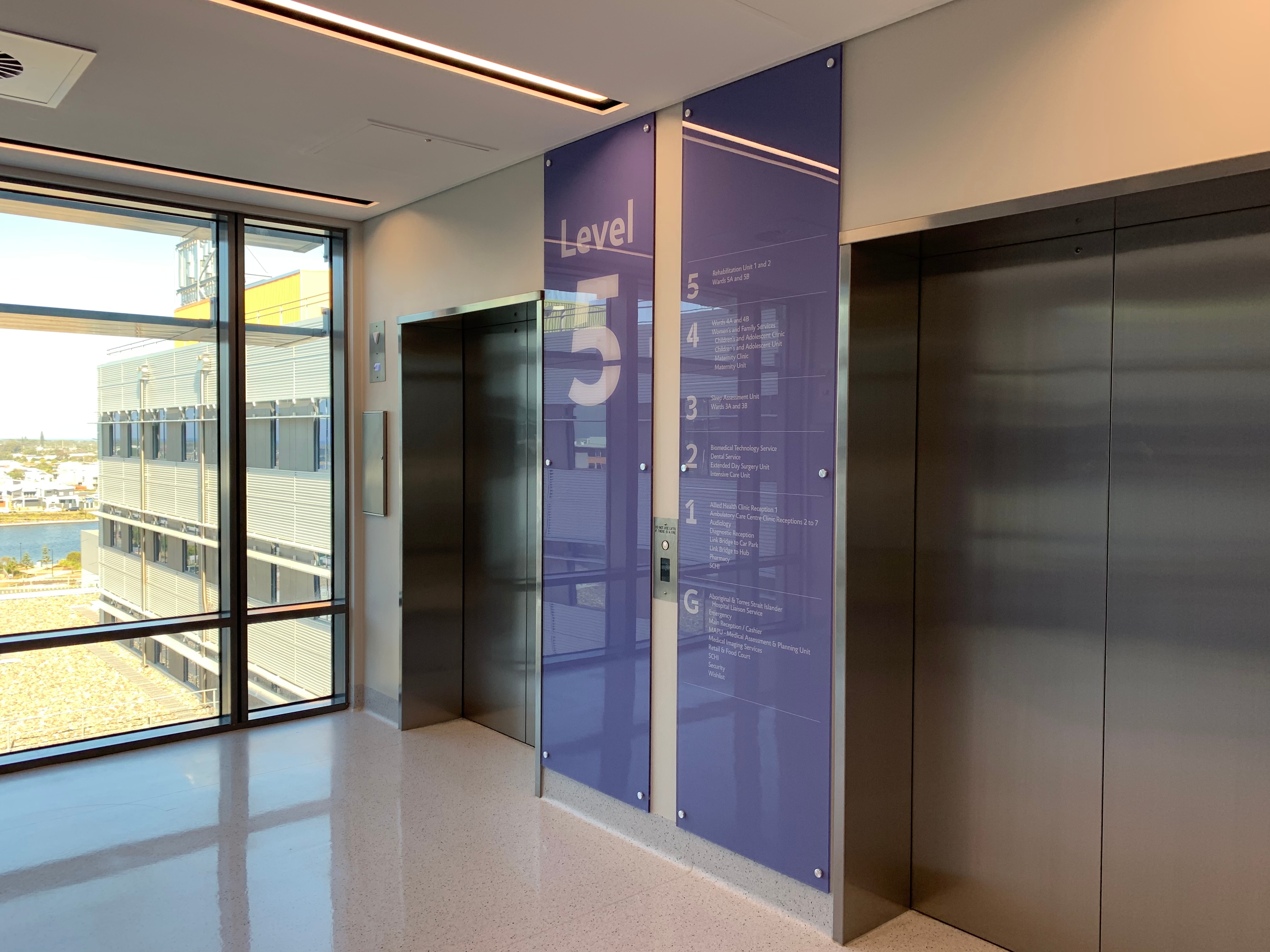 Блестящий пол и подписать почти две подъемные двери