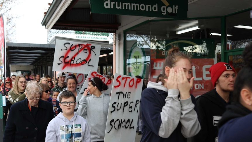 Students and parents protest Shepparton's new amalgamated school