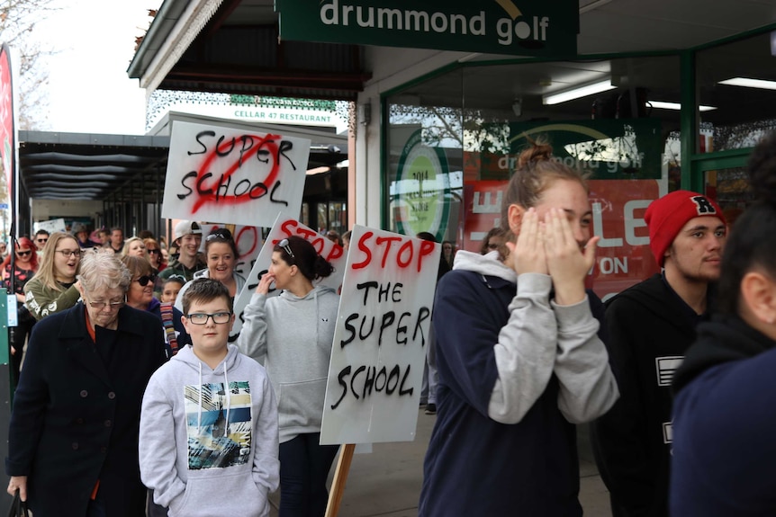 Students and parents protest Shepparton's new amalgamated school