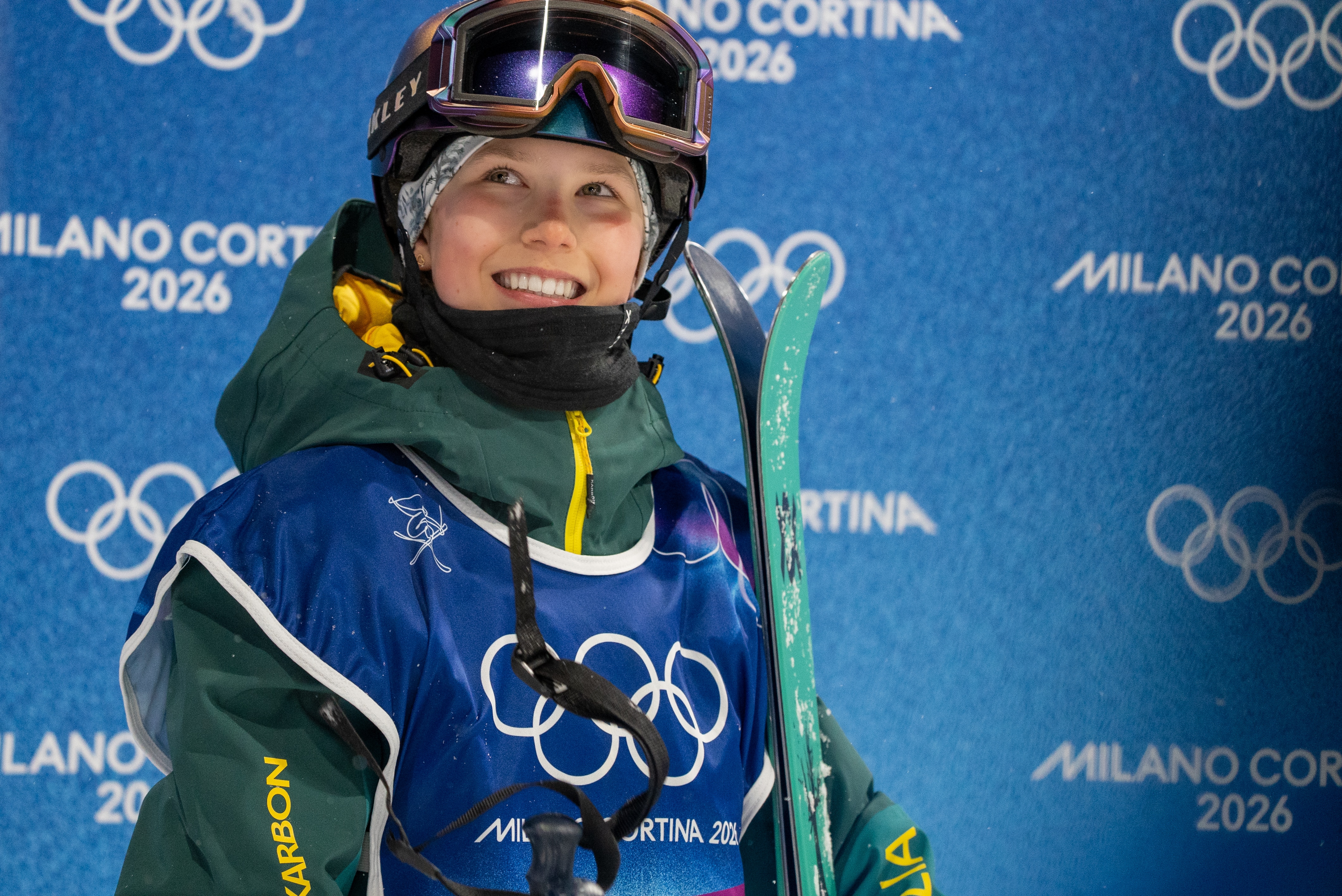 Indra Brown olha para cima e sorri