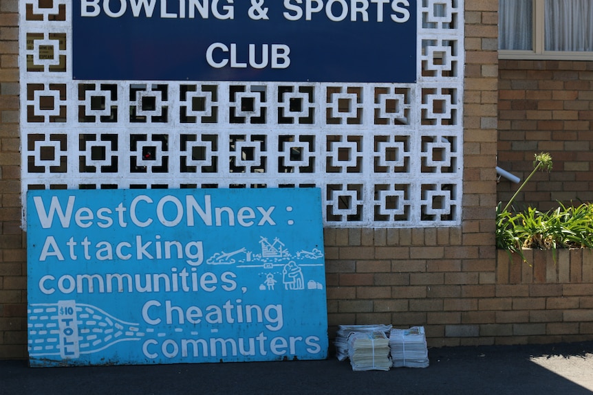 A sign against the WestConnex claiming it is "cheating commuters".