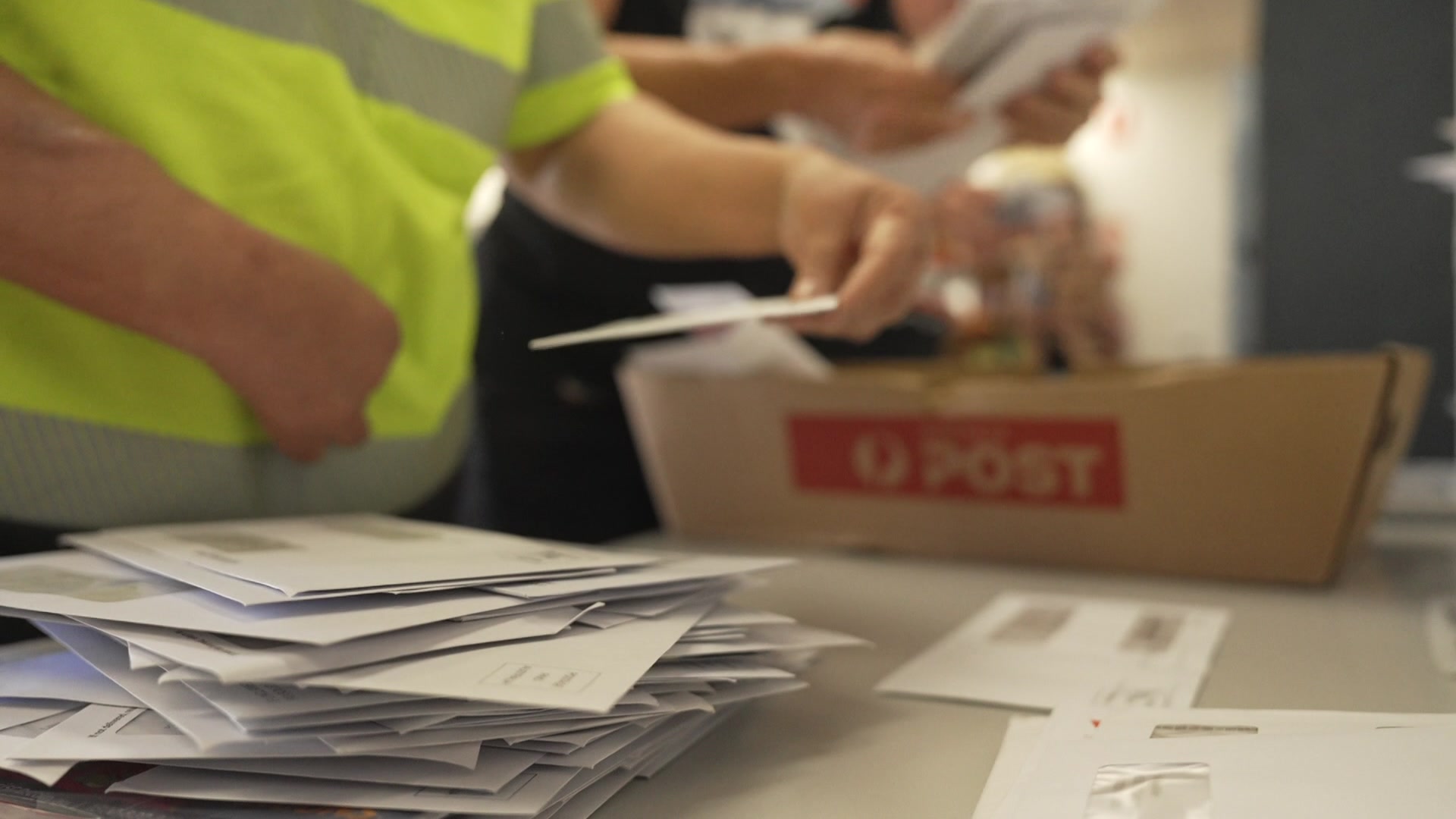 close de correspondência e mãos classificando-a, mulher segurando uma carta 