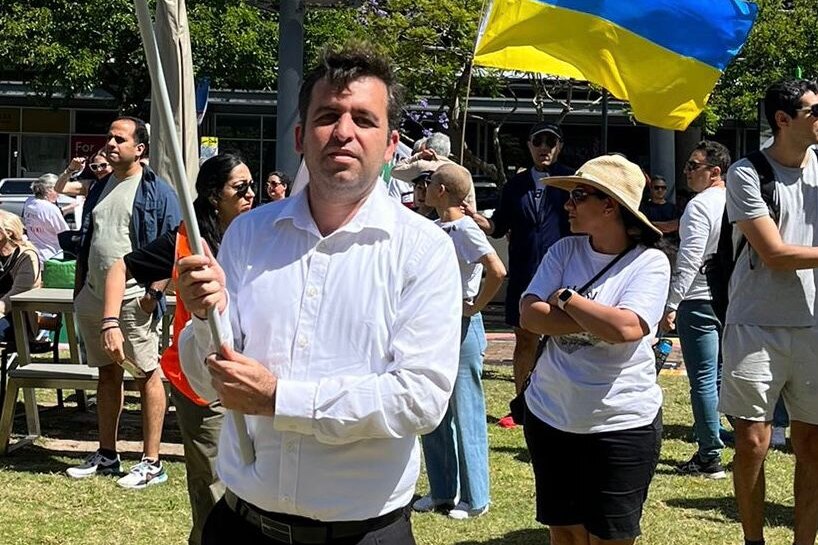 Bijan Pouryousefi Markhali protesting in Sydney against Iranian government's brutality against protesters.  