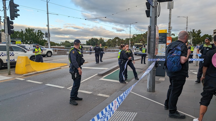 Un homme abattu et un deuxième inculpé pour des incidents distincts dans le CBD de Melbourne