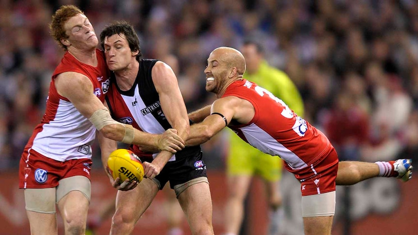 Swans all over him ... Farren Ray (centre) competes with Sydney's Gary Rohan (L) and Jarrad McVeigh.