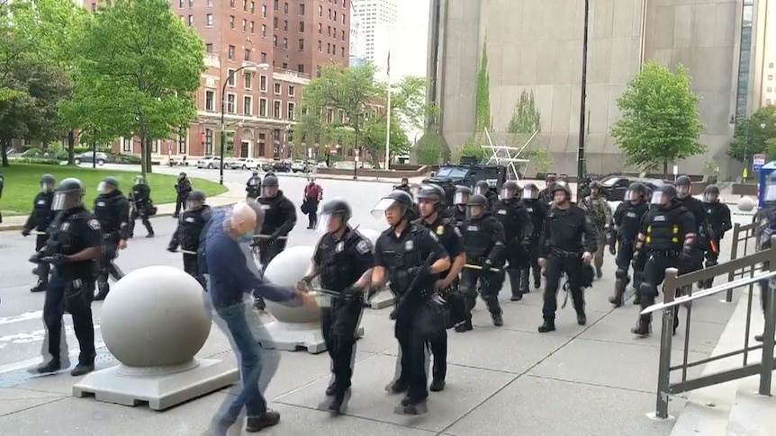 GRAPHIC CONTENT WARNING: Police push man to the ground in Buffalo, New York