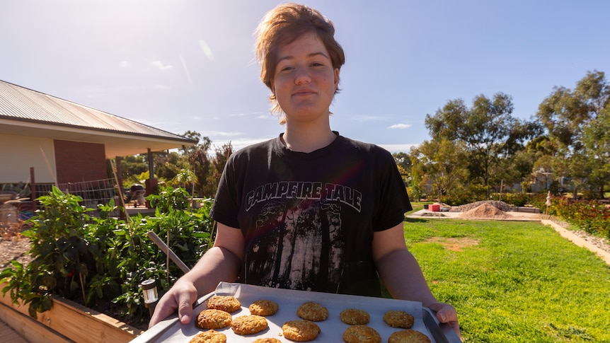 Making Anzac biccies helps keep Nanna Valley’s memory alive