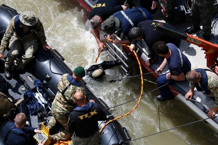 South Korean special rescue team diver enters the water in the Danube in Budapest, Hungary, on May 31, 2019