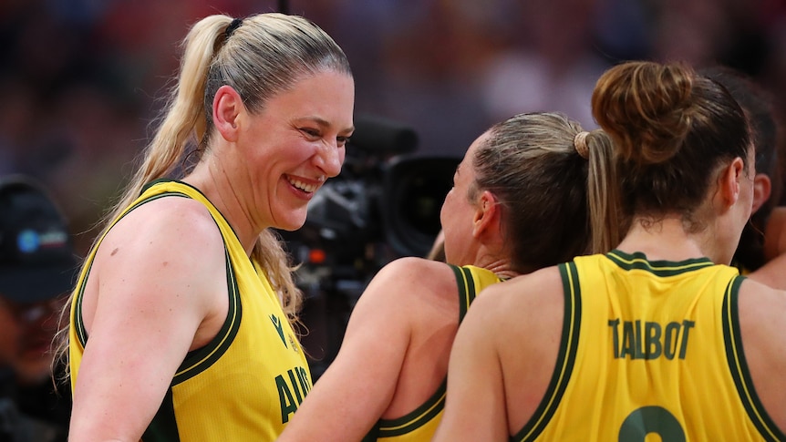 Lauren Jackson speaks to Opals teammates at the FIBA World Cup.