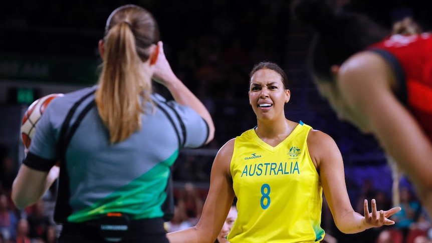 L'Australienne Liz Cambage réagit à un officiel lors du match pour la médaille d'or de basket-ball féminin