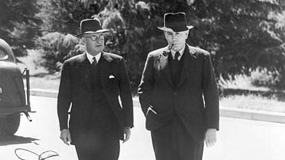 1945 年，总理 John Curtin 和财务主管 Ben Chifley 在国会大厦附近散步