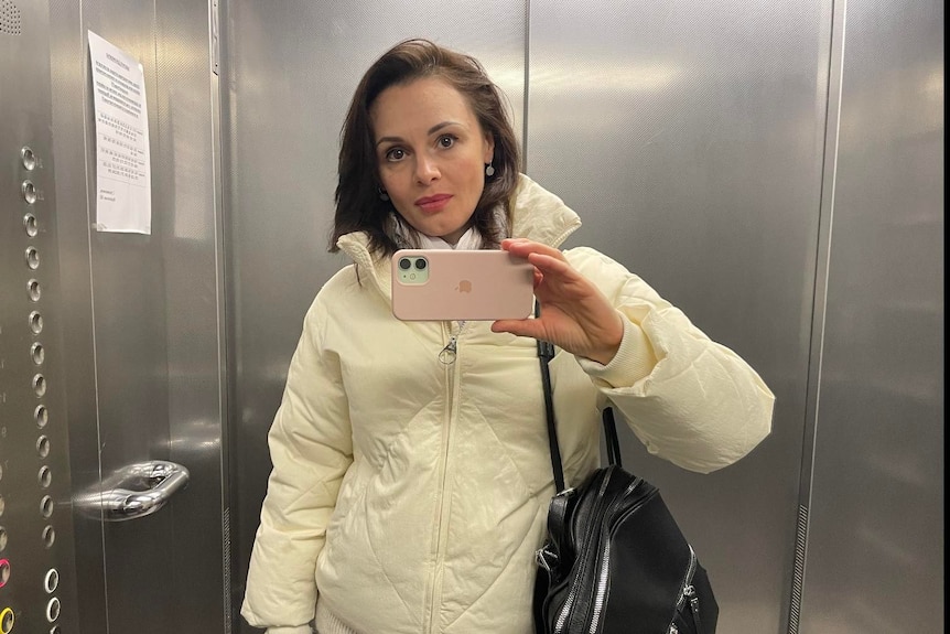 Yarina Klos takes a selfie in a lift. 