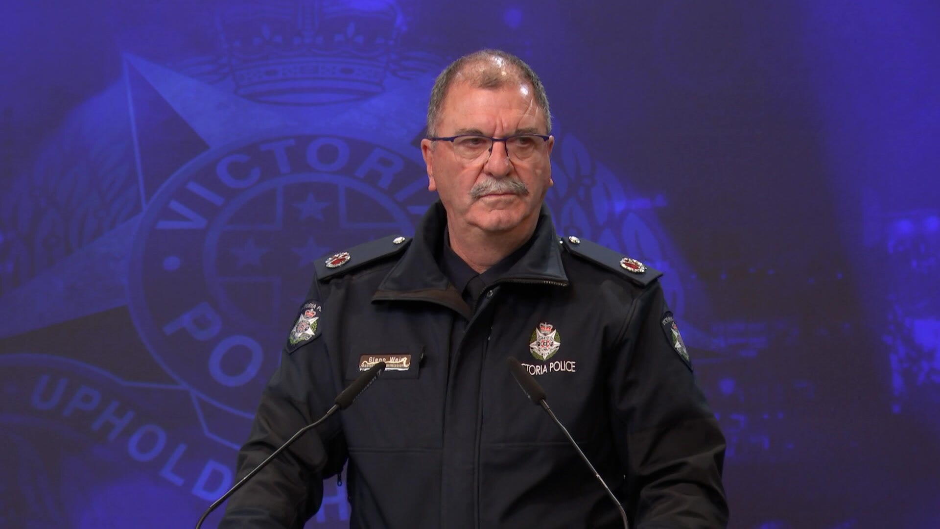 Oficial de policía en una conferencia de prensa