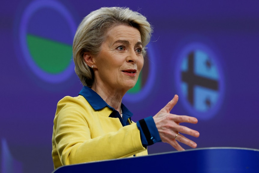 Ursula von der Leyen arată în timp ce vorbește la o conferință de presă