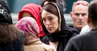 Jacinda Ardern, con hiyab, camina hacia los dolientes