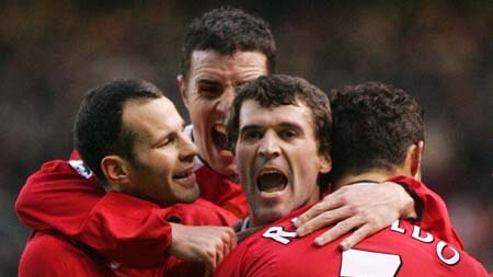 Roy Keane celebrates goal v Birmingham