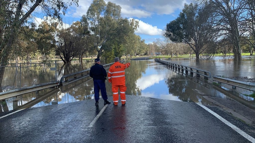 Gundagai prepares for major flooding as dam releases increase