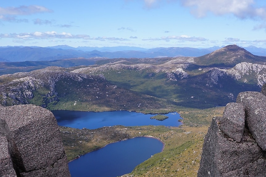 Une vue sur les lacs sauvages du haut d'une montagne