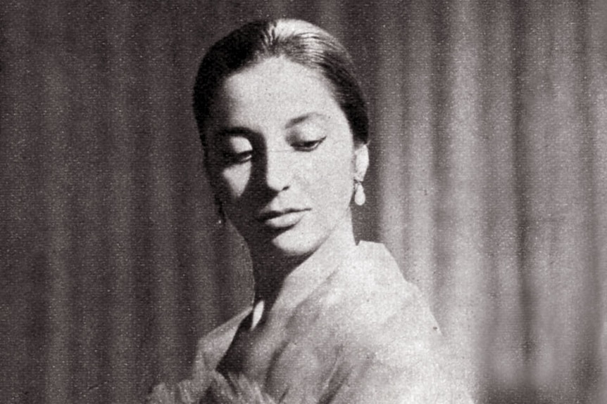 A black and white photograph of Spanish mezzo-soprano Teresa Berganza in 1957.