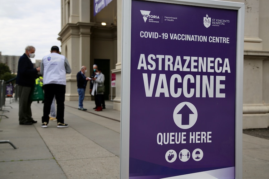 接种阿斯利康疫苗的紫色指示牌