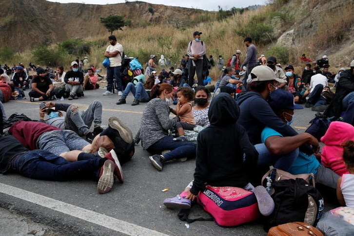 A new caravan of migrants set head to the United States, rest on the road in Vado Hondo.