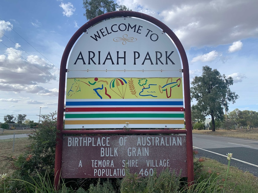 The Ariah Park town sign at the southern entry of the town.