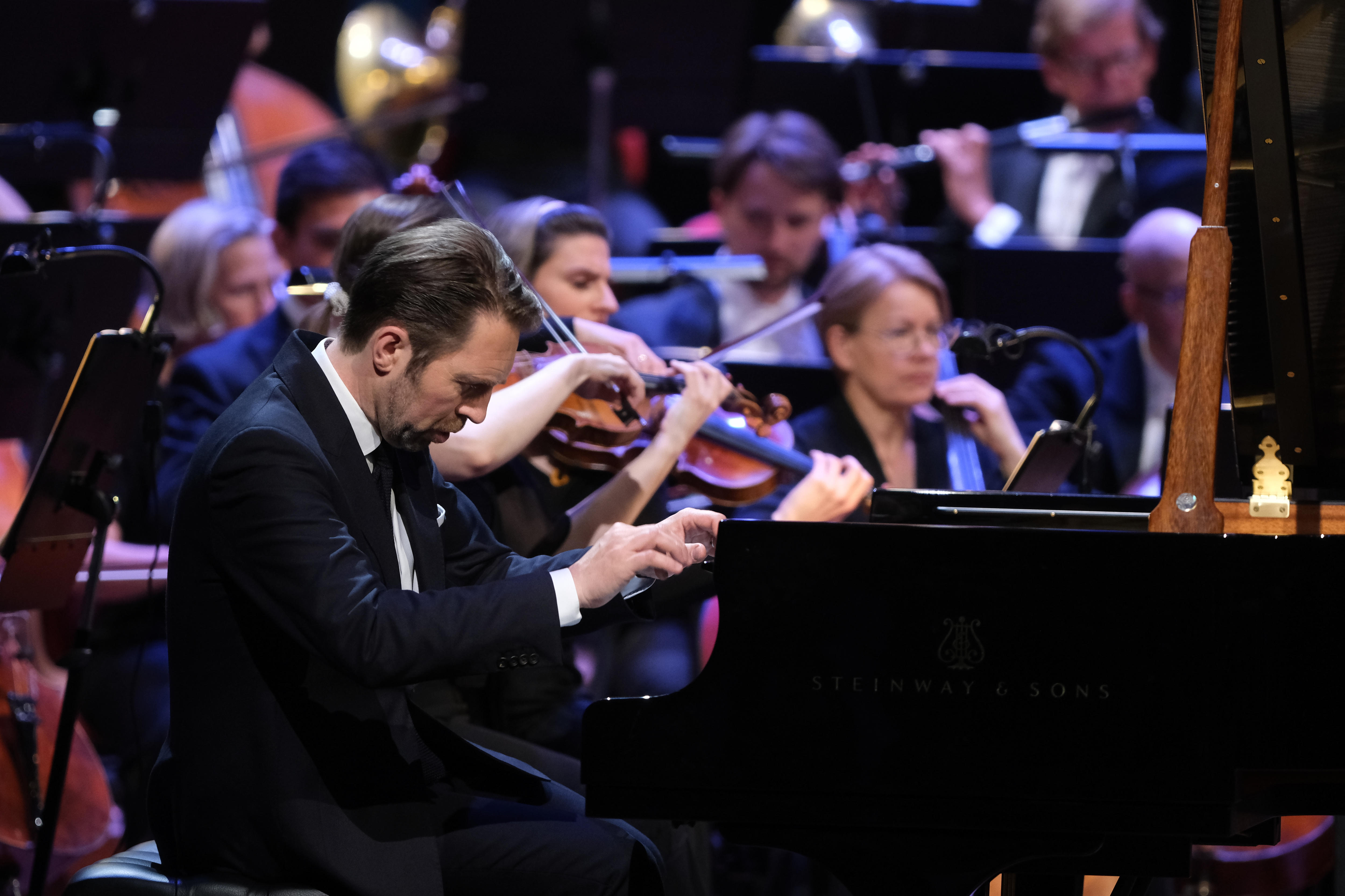 Daniel Harding conducts the Swedish Radio Symphony Orchestra ...