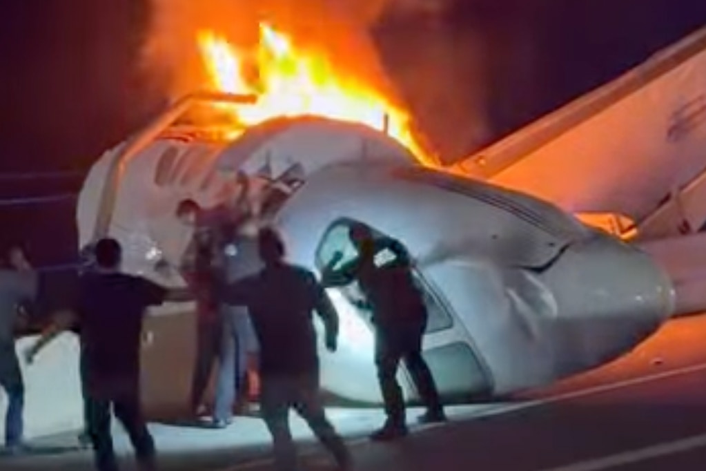 Business jet crashes on Texas highway leaving one person dead