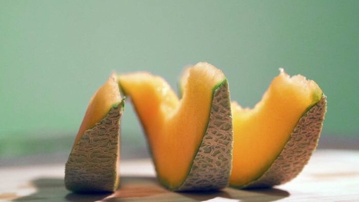Ada sejumlah kasus keracunan makanan yang terkait dengan buah melon.