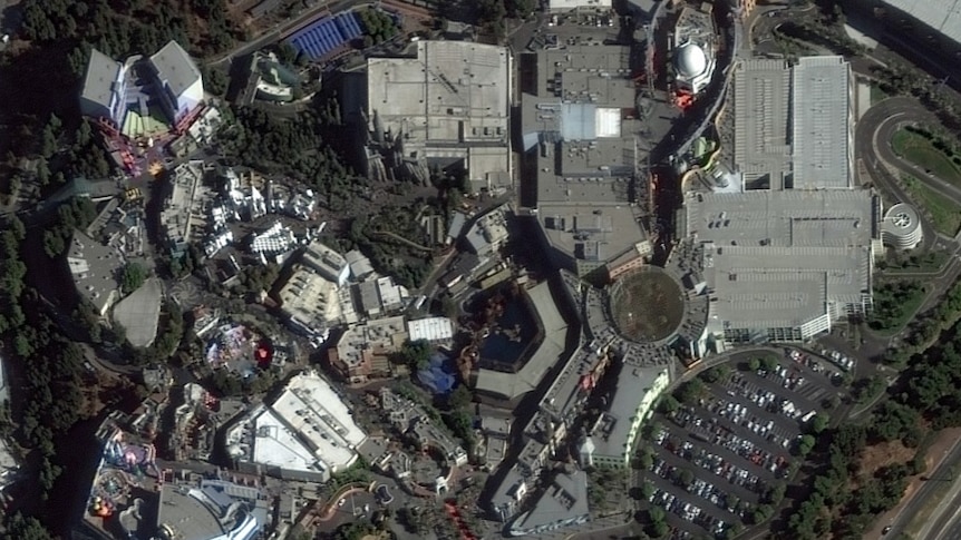 A satellite image of the Universal Studios Hollywood theme park. It is crowded and the car park is full.