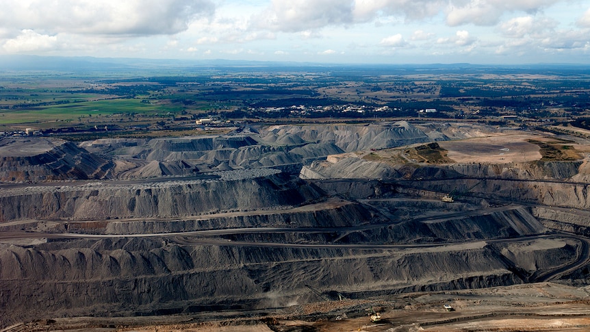 Open cut coal mine in the NSW Hunter Valley [Credit: Max Phillips (Jeremy Buckingham MLC)/ Beyond Coal and Gas/ Flickr.com]