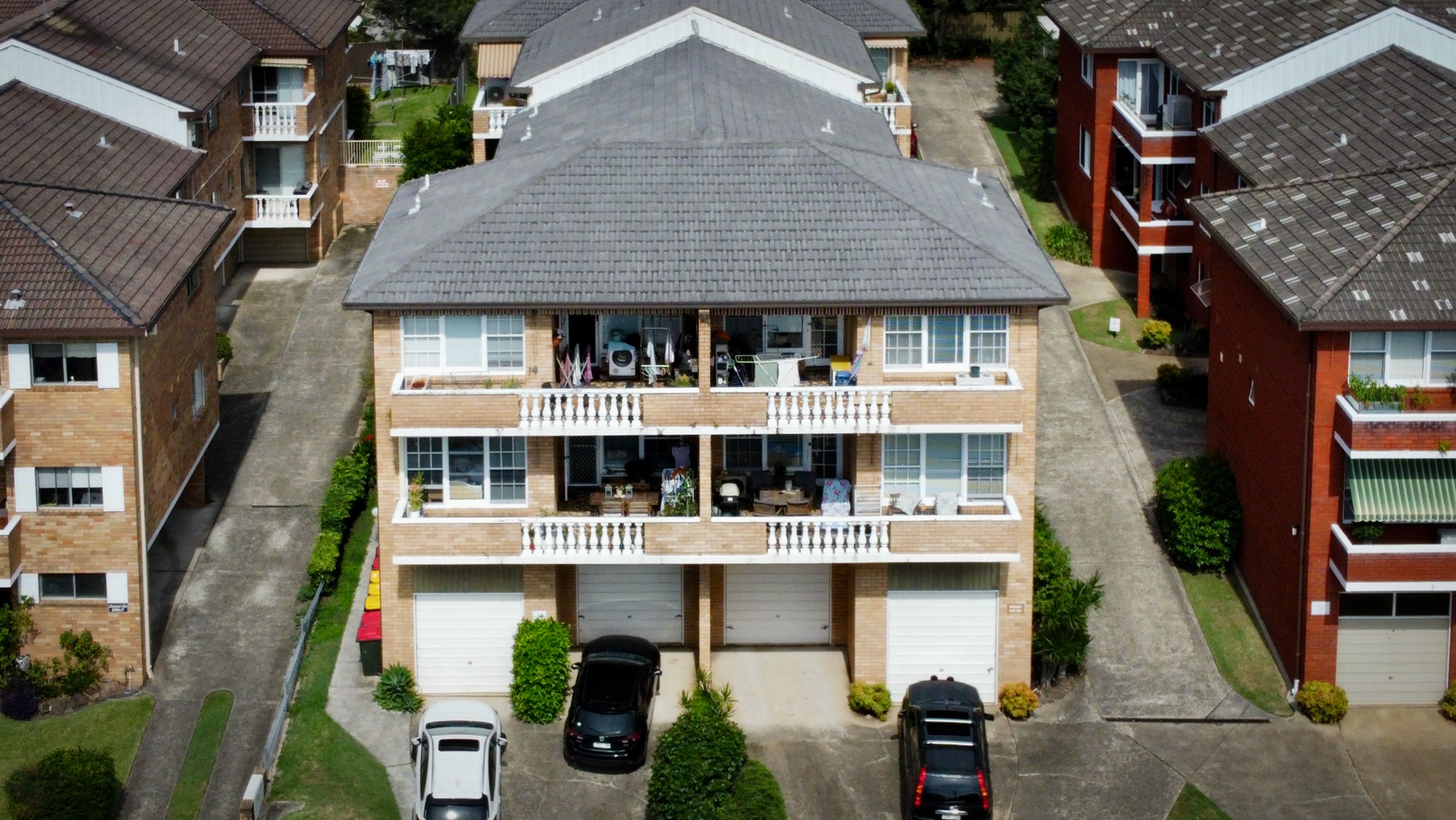 Una toma de drones de unidades de ladrillo de tres pisos en un día soleado y brillante.