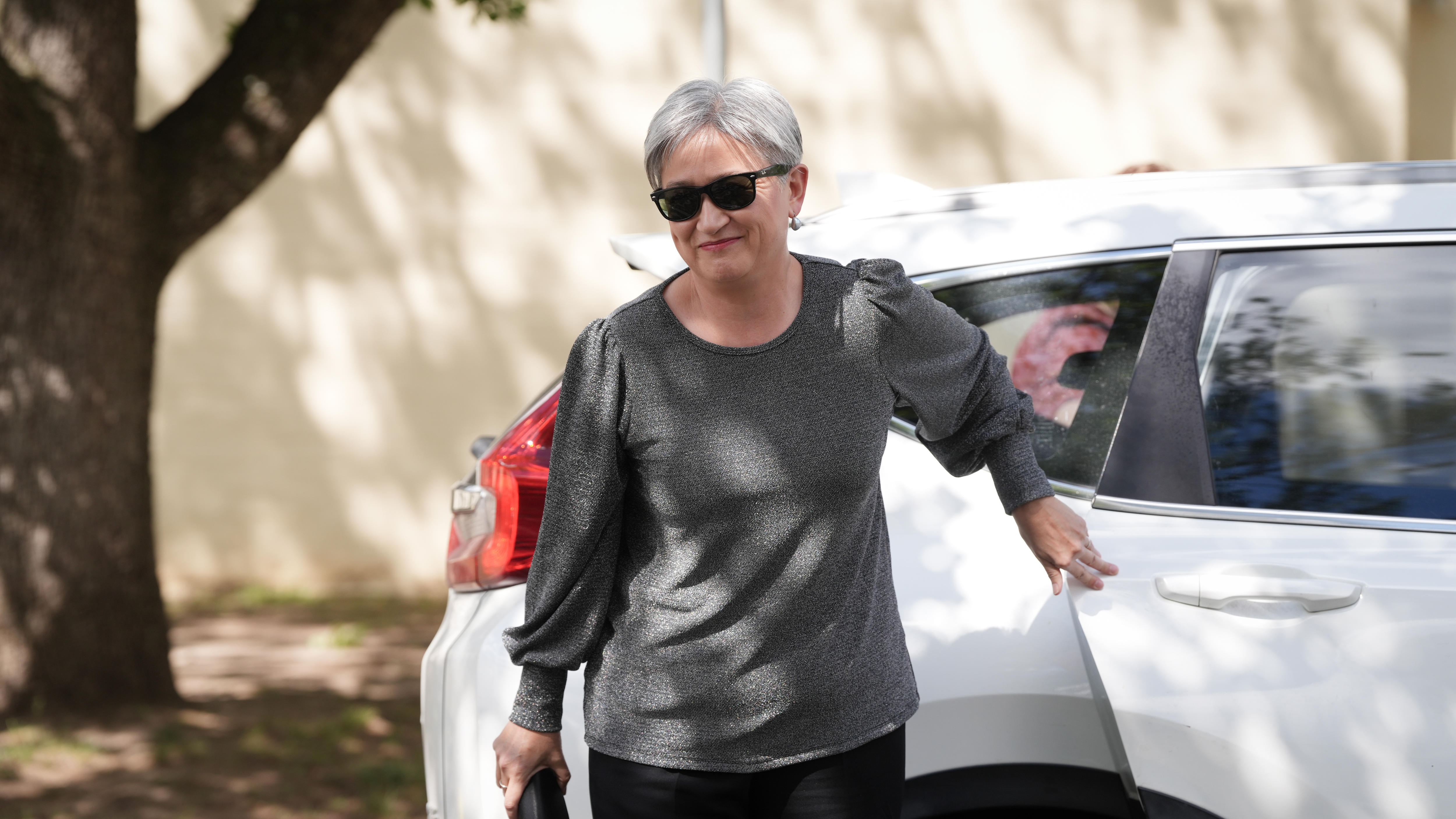 Penny Wong llega al albergue para la boda de Albanese