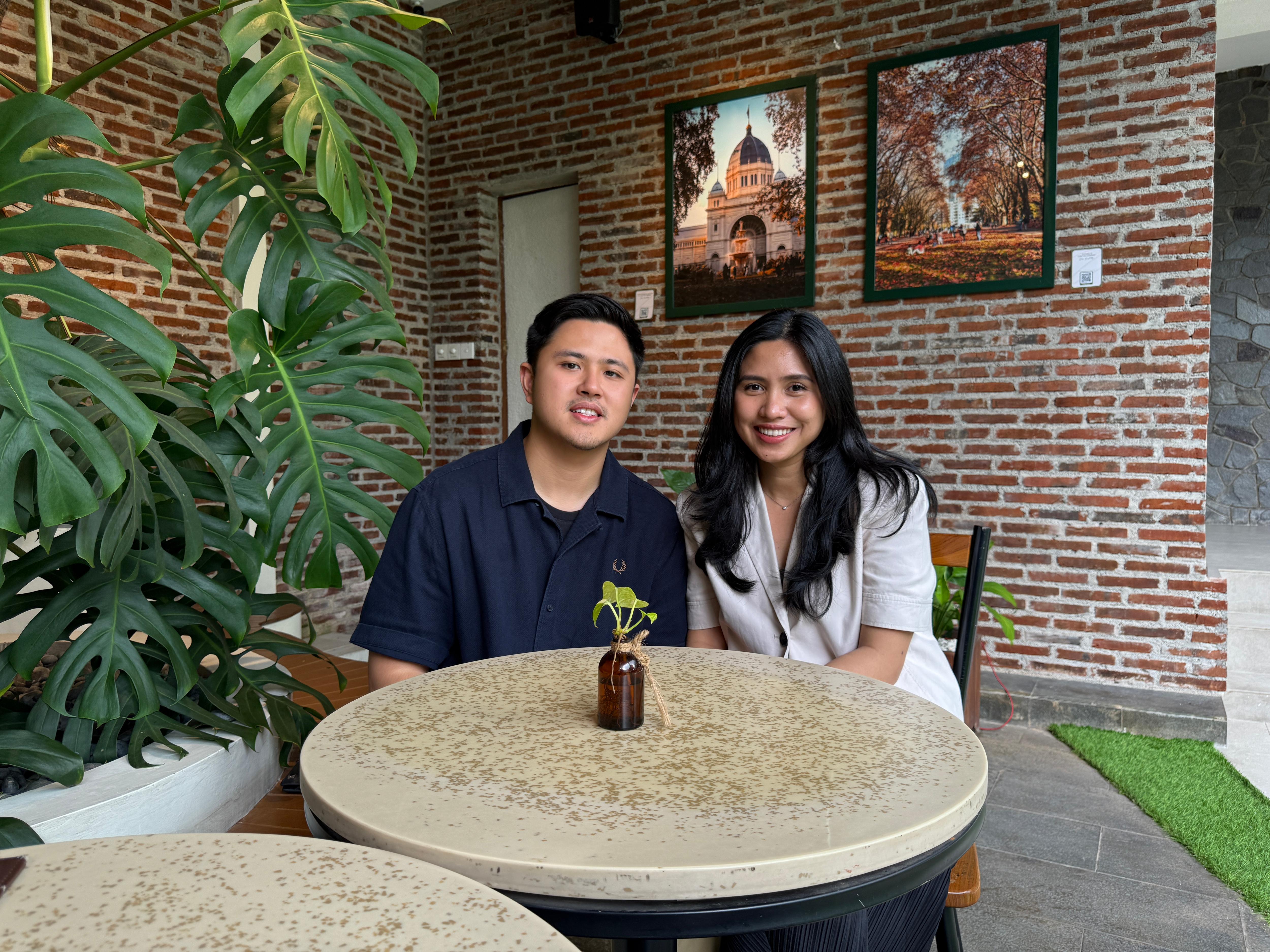 Un hombre y una mujer sonríen a la cámara.