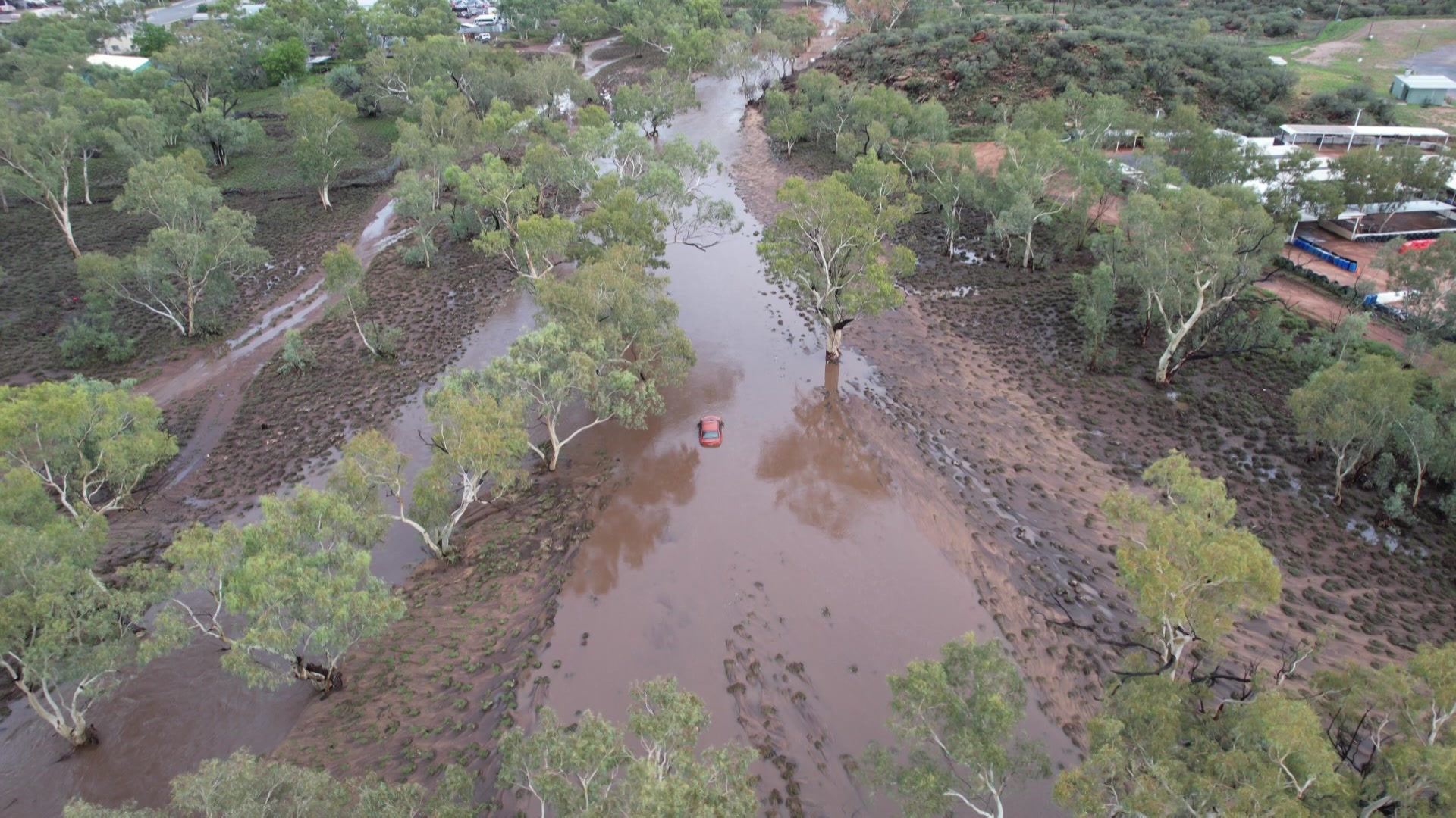 Authorities warn Alice Springs flash flooding threat isn't over