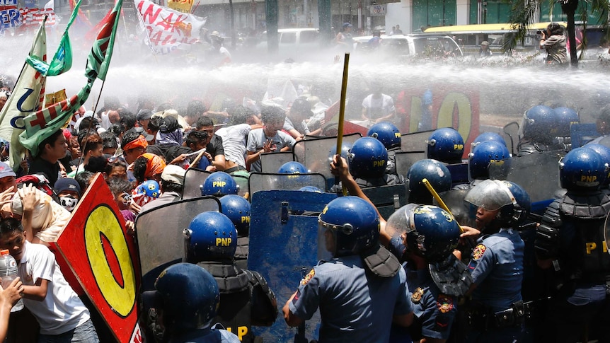 Police clash with anti-US protesters in Manila