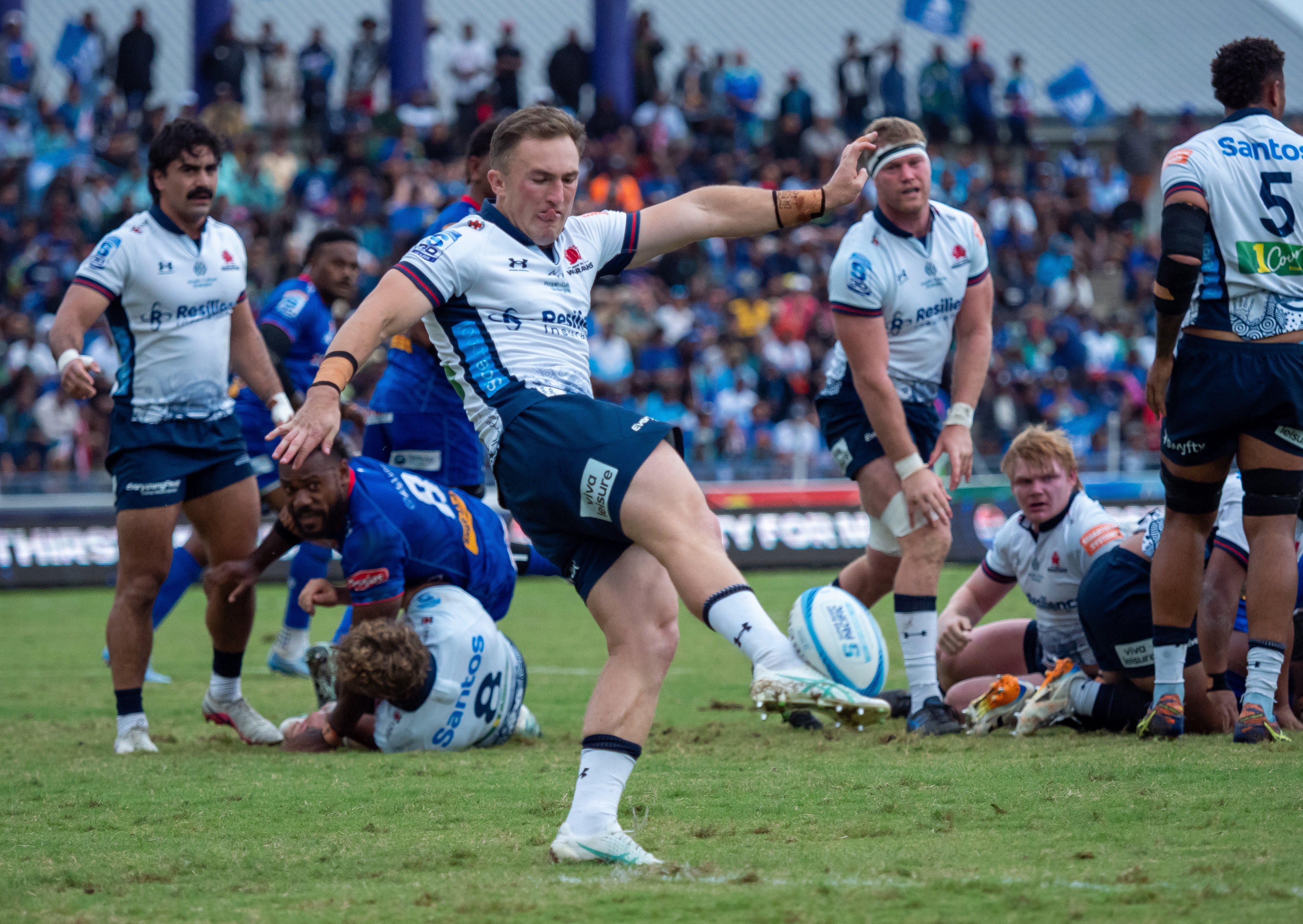 Jack Bowen chuta a bola para os Waratahs contra os Drua.