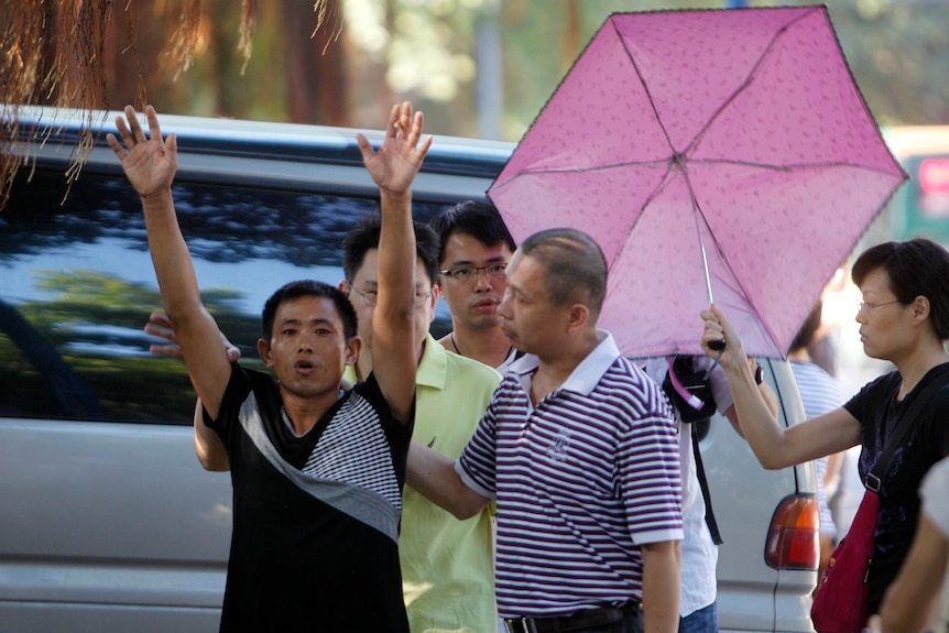 杨茂东庭审中庭外的支持者抗议。