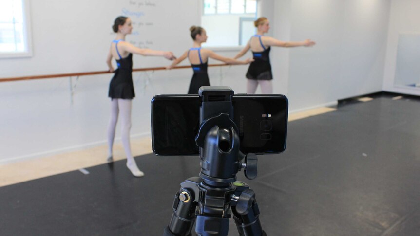 Port Macquarie ballet students stream class from The Australian Ballet using mobile device