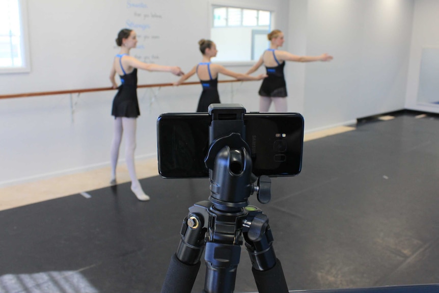 Port Macquarie ballet students stream class from The Australian Ballet using mobile device