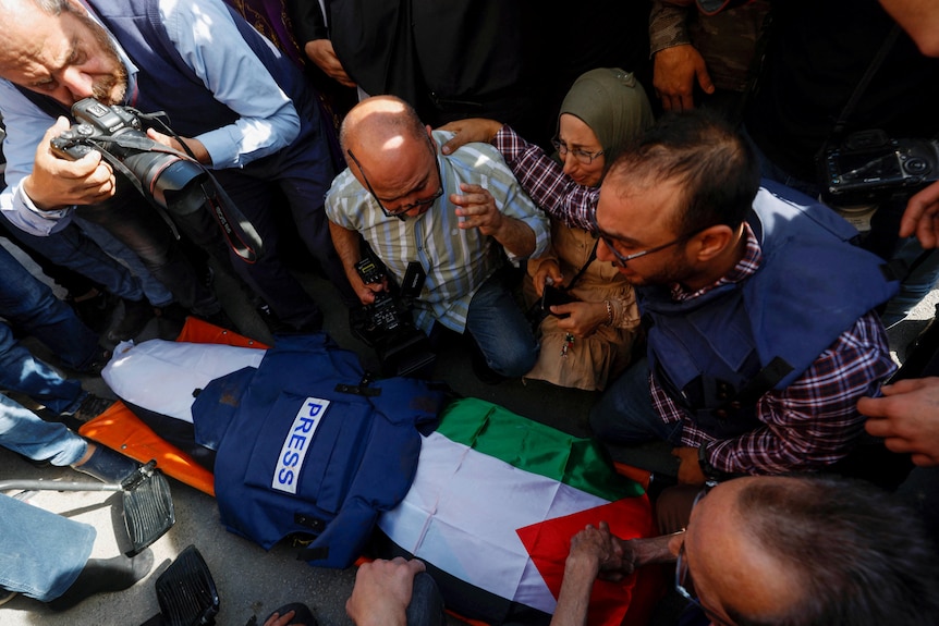 Ciało korespondenta Al-Jazeery Shireen Abu Oqla, żałobników, w tym dziennikarzy