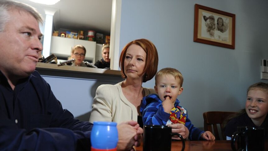 Julia Gillard speaks to an Emu Plains family about the carbon tax. (AAP: Dean Lewins)