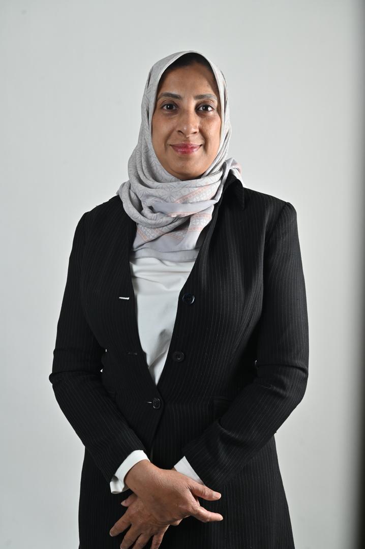 Una mujer con pañuelo en la cabeza posa para un retrato profesional