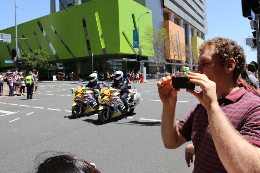Brisbane pedestrians stop for motorcade