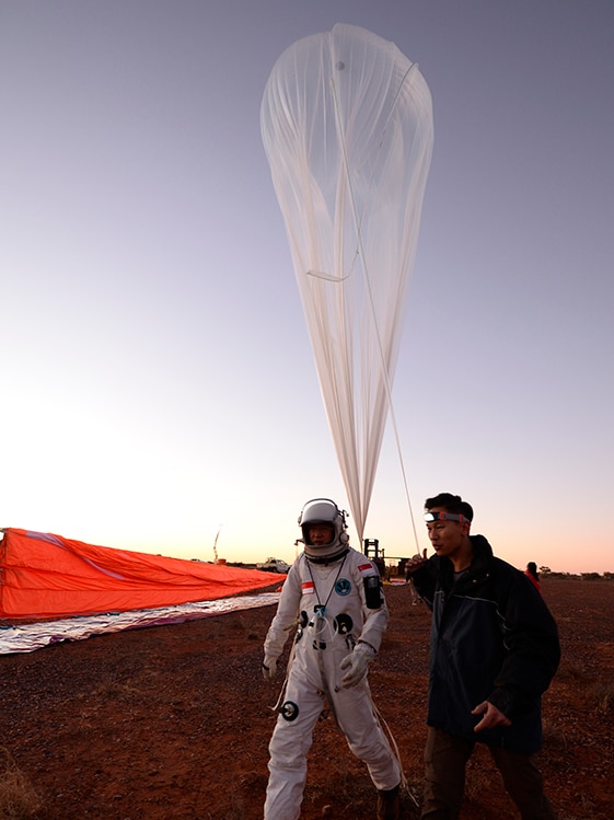 Long balloon stretches above the capsule