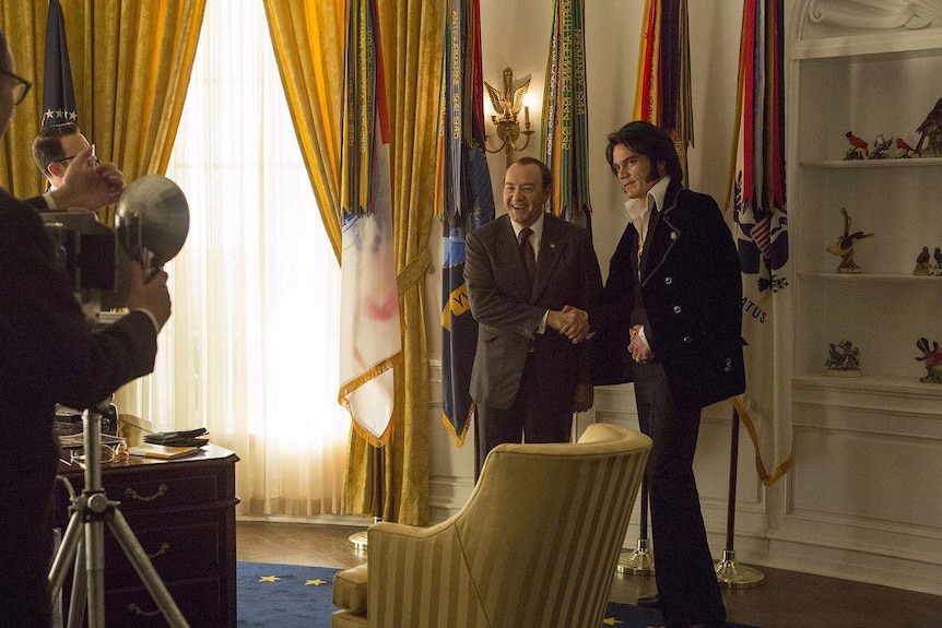 Spacey and Shannon shake hands in a recreation of the Oval Office while a photorapher snaps a shot.