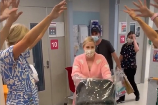 Kelly y Aaron salen del hospital y Elle los despide el personal.